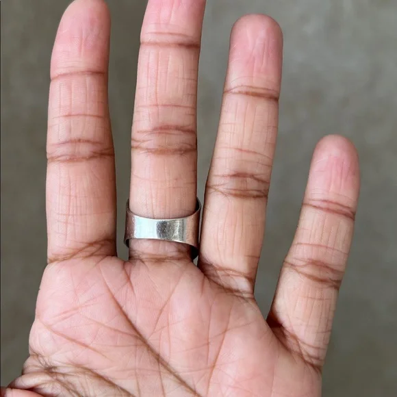 Elegant Silver Hammered Ring size 8 - Picture 3 of 5